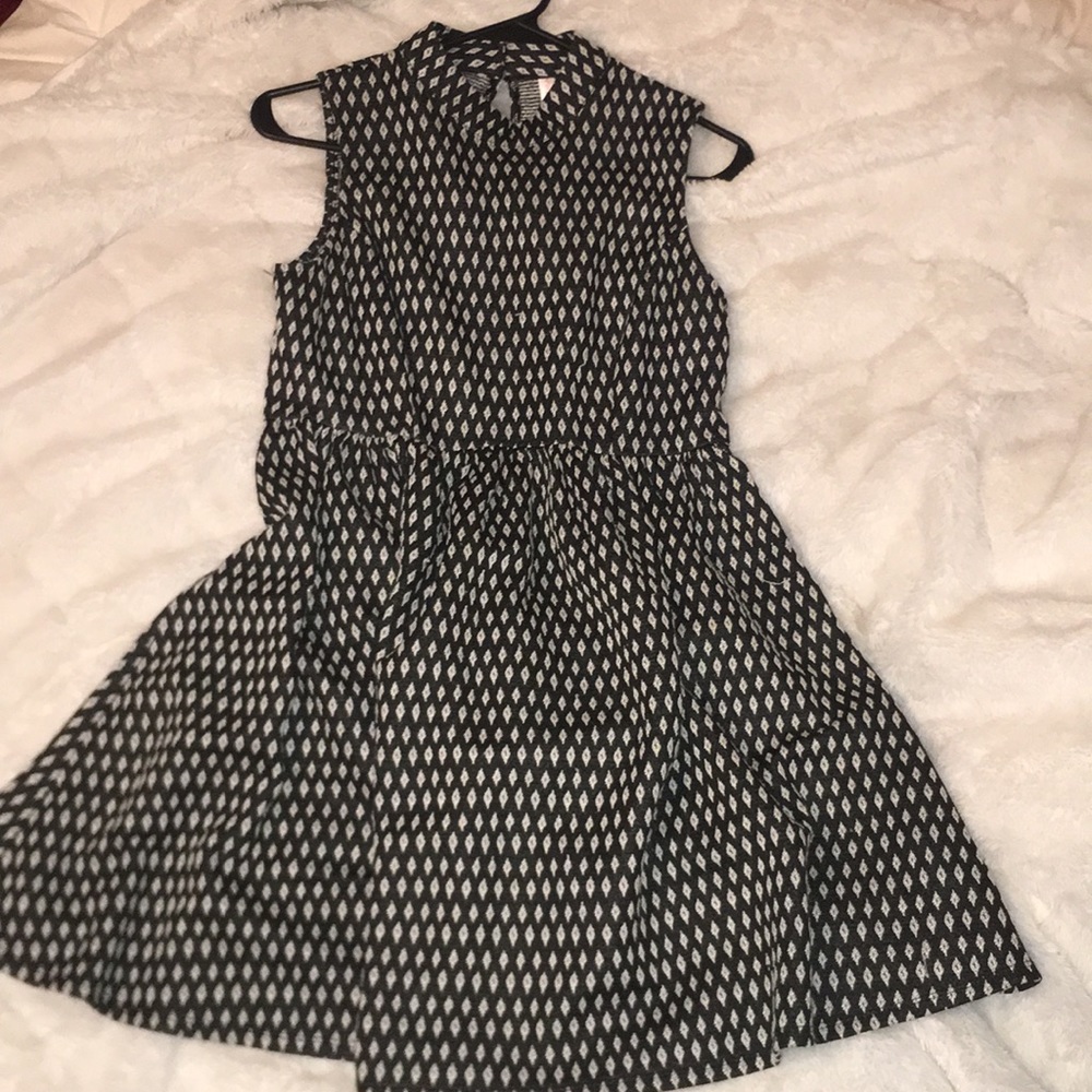 Selling a black and white dress with half zipper